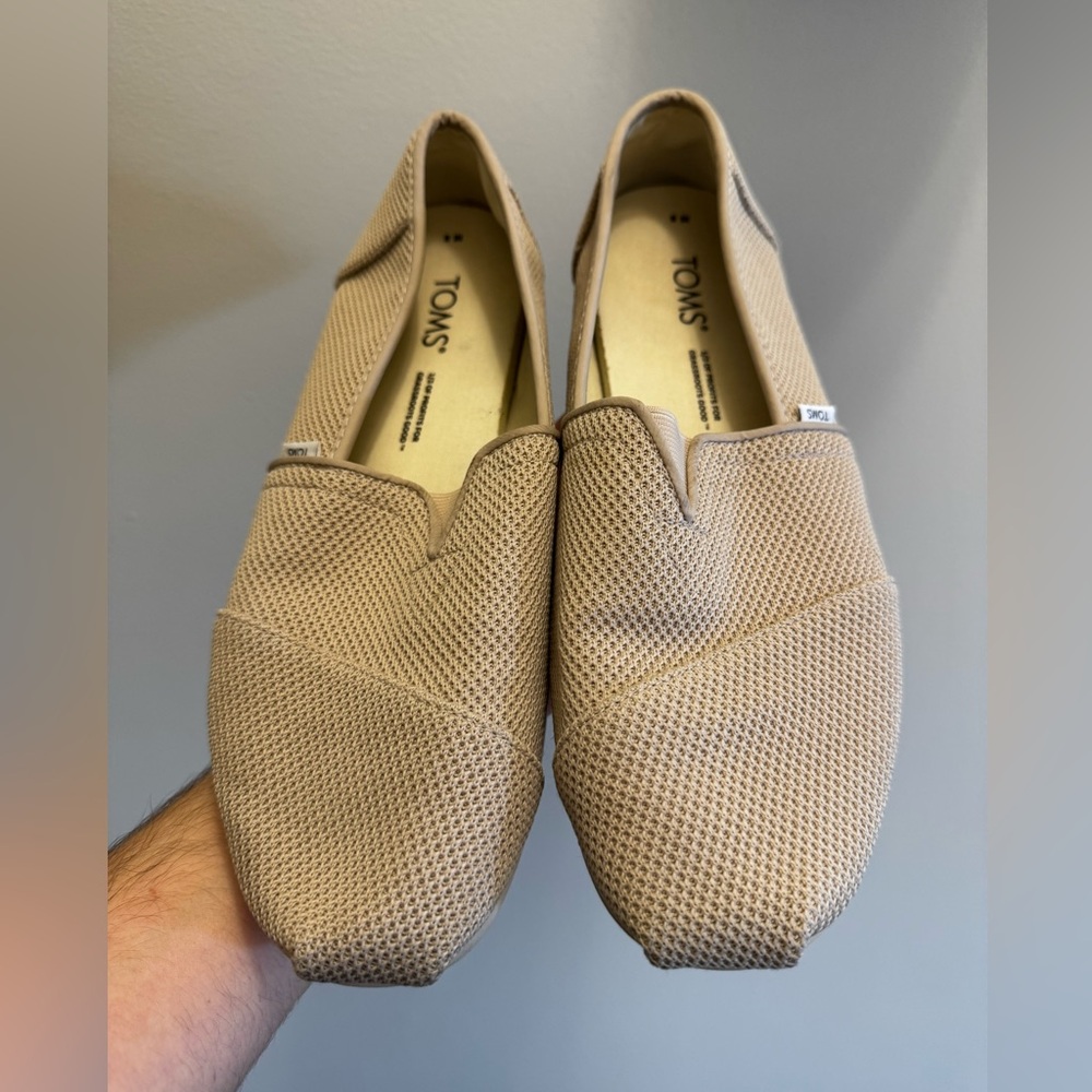 Off white means toms size 8. Brand new condition